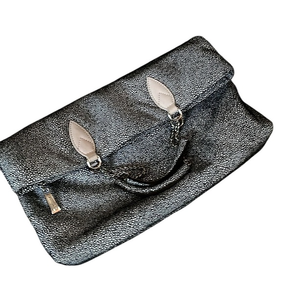 SORIAL Black and White Pebbled/ Dot Shimmer Chain Link Hand Bag - Picture 3 of 6